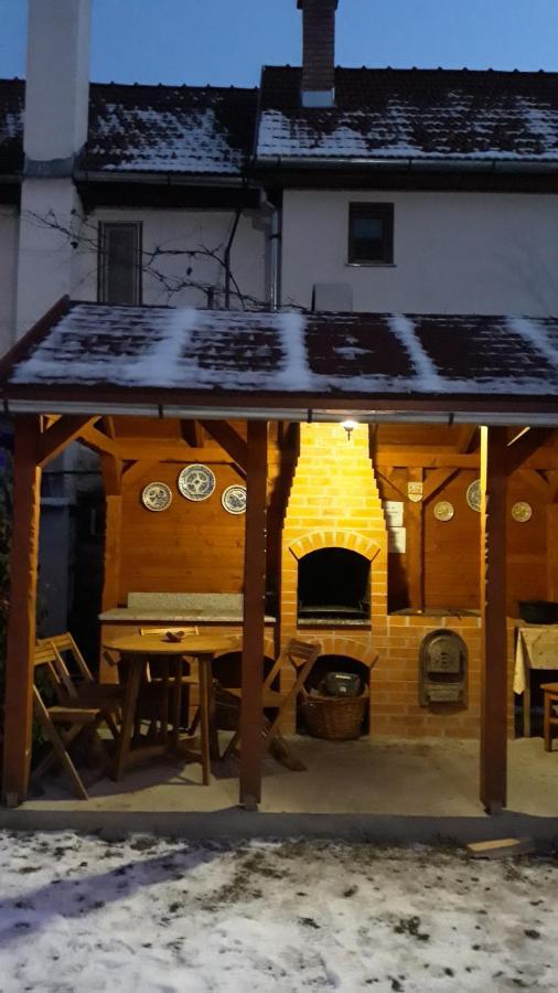 Molnar Vendeghaz Bed & Breakfast Прайд Екстериор снимка